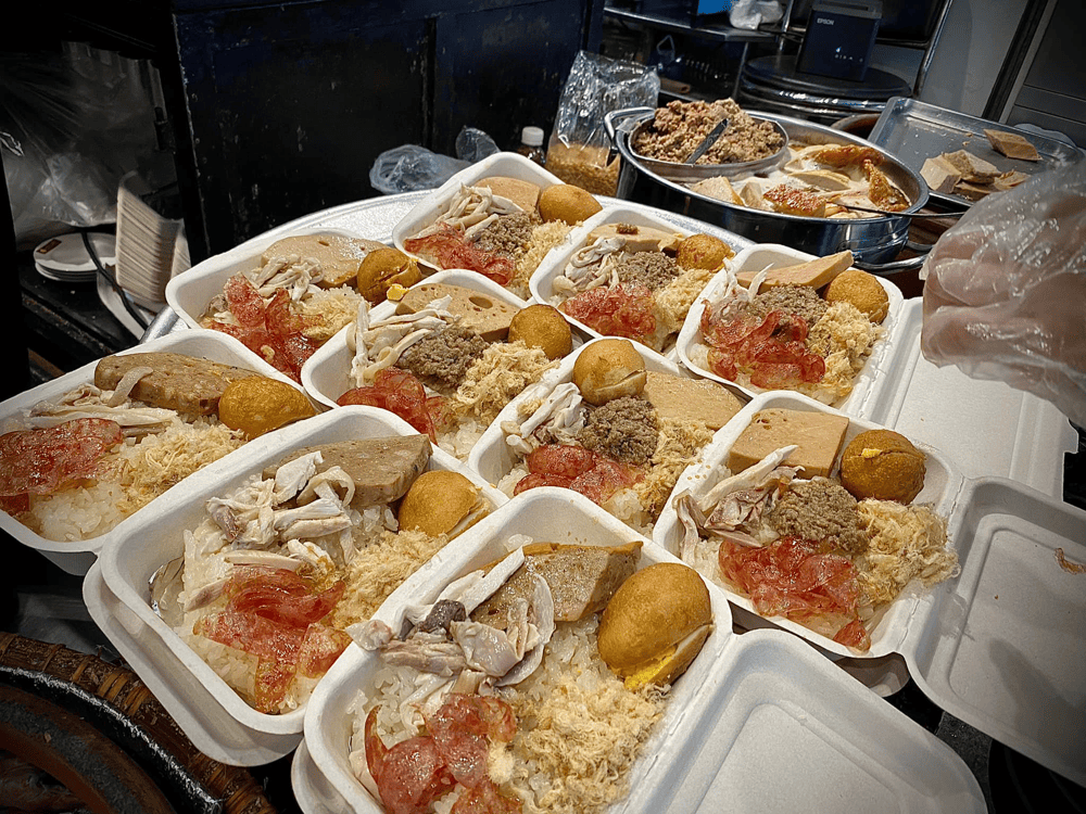 Xôi Yến được nhiều thực khách ưa chuộng nhờ sự kết hợp hài hòa giữa đa dạng topping (Nguồn: Xôi Yến)